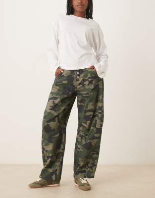 ASOS DESIGN - Cropped-Jeans mit abgerundetem Beinschnitt, Knopfverschluss und Military-Muster-Grün