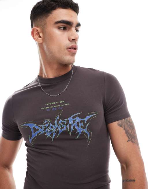 ASOS DESIGN Cropped muscle fit T-shirt in bruin met grunge-print