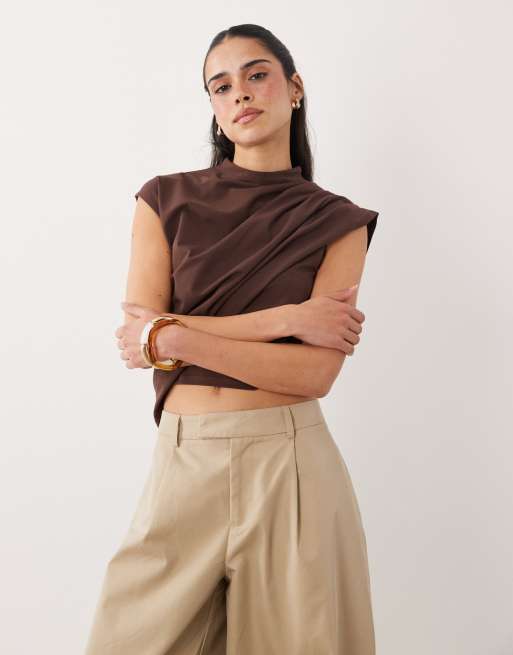 ASOS DESIGN – Cropped-Oberteil in Schokobraun mit asymmetrischem Cape-Detail, 2 von 4