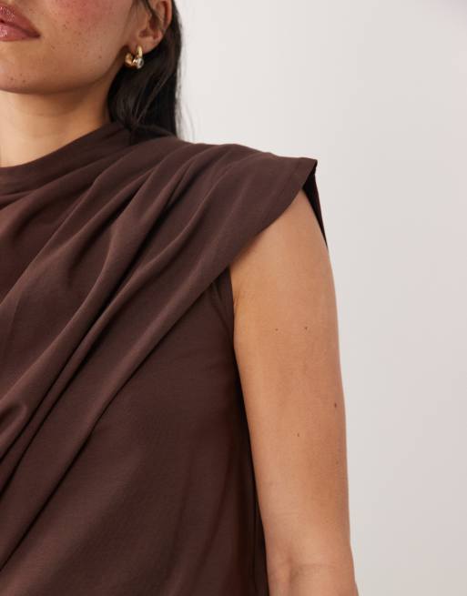 ASOS DESIGN – Cropped-Oberteil in Schokobraun mit asymmetrischem Cape-Detail, 3 von 4