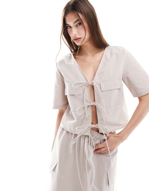 ASOS DESIGN - Cropped og råhvid skjorte med bindefront