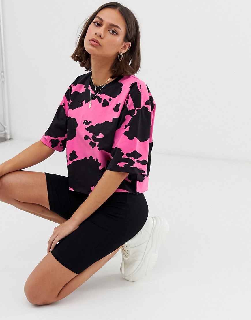 ASOS DESIGN - Cropped recht T-shirt in rozen koeienprint