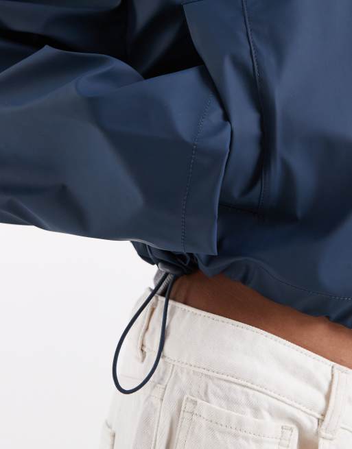 ASOS DESIGN cropped regenjack met rubberlook en capuchon in navy, 3 van 4