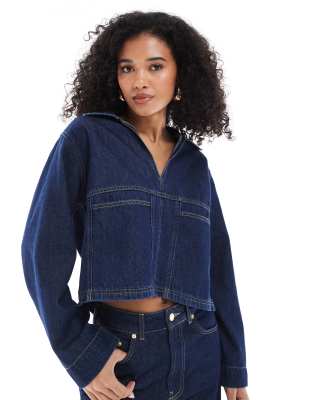 ASOS DESIGN - Cropped Rugby-Top aus Denim in Rinse-Blau