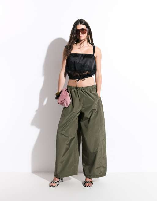 ASOS DESIGN cropped satin cami med blondestykke og bindebånd i taljen i sort, 2 af 8