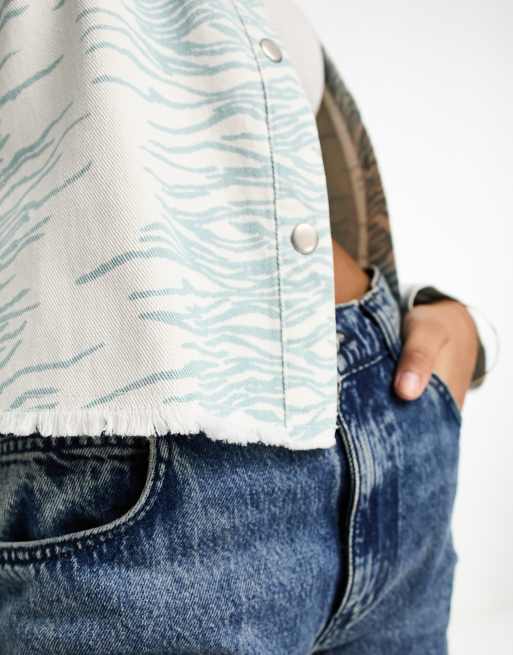 ASOS DESIGN - Cropped skjortejakke i blå dyreprint i vasket twill, 2 af 4