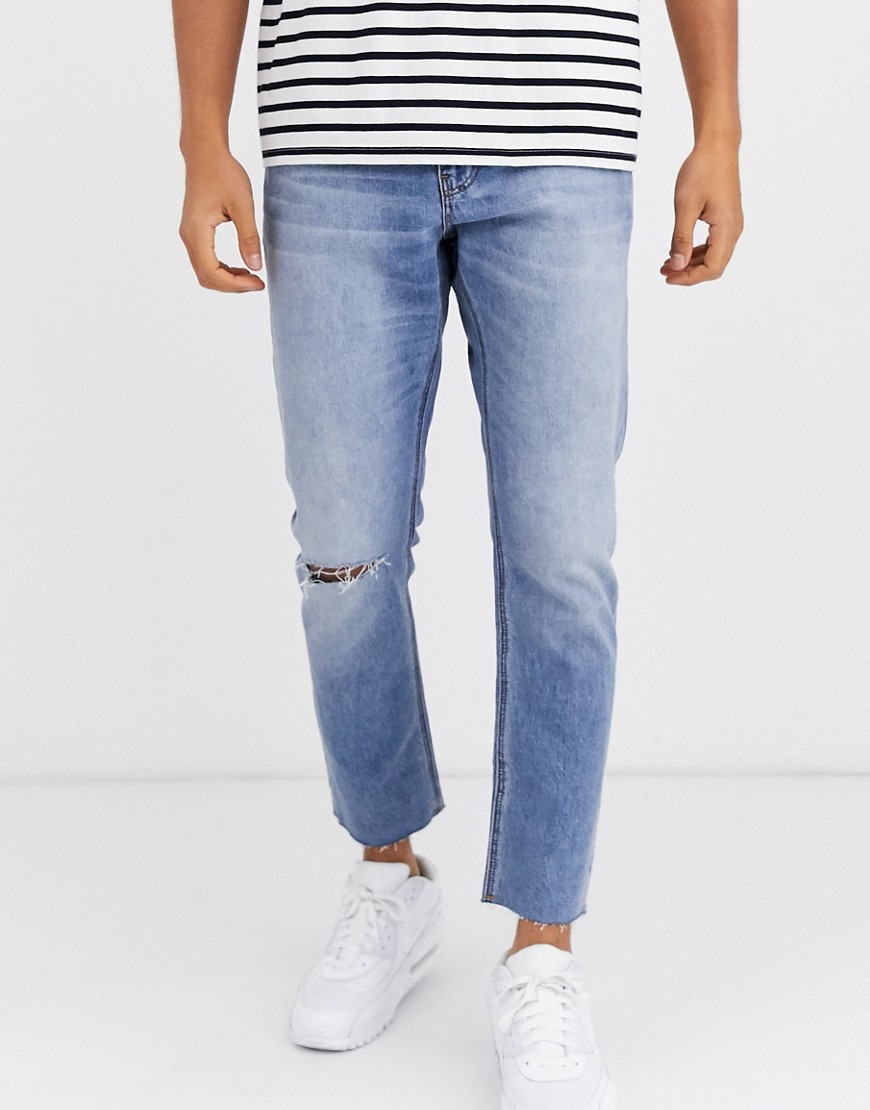 ASOS DESIGN - Cropped smalle jeans in lichte wassing met onafgewerkte zoom en kniescheur-Blauw