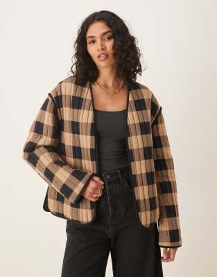ASOS DESIGN - Cropped Steppjacke mit schwarz-weißem Karomuster-Bunt