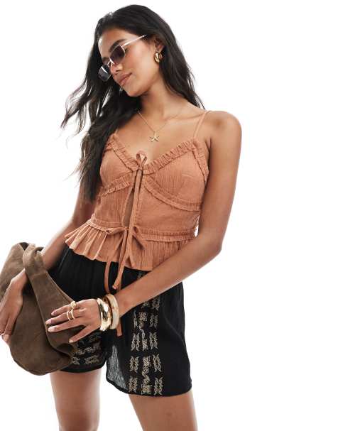 ASOS DESIGN - Cropped strandtop van kreukelstof met ruches en gestrikte voorkant in tabaksbruin - view 1