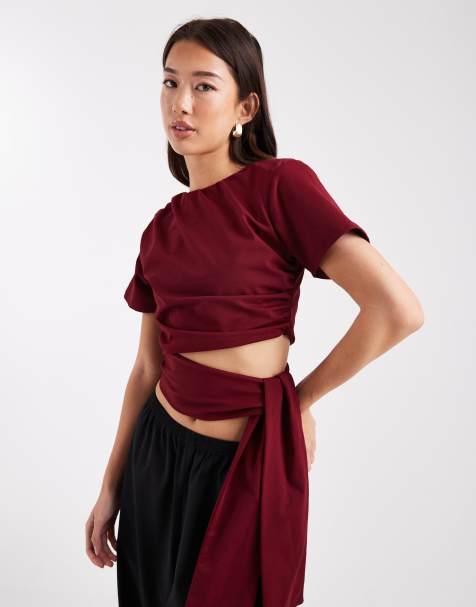 ASOS DESIGN – Cropped-T-Shirt in Weinrot mit Schulterpolstern und seitlichem Bindeband an der Taille - view 1