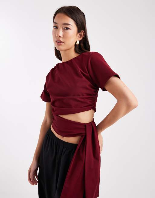 ASOS DESIGN - Cropped T-shirt met schoudervullingen en aan de zijkant gestrikte taille in bordeauxrood