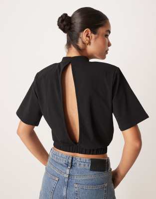 ASOS DESIGN - Cropped-T-Shirt mit hohem Kragen und Schulterpolstern in Schwarz