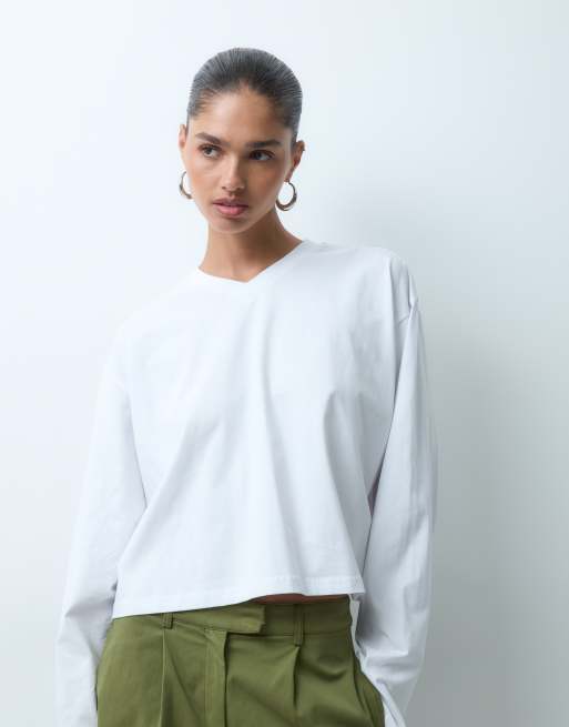 ASOS DESIGN Cropped-Top mit V-Ausschnitt, boxy geschnitten, langärmlig in Weiß, 2 von 4