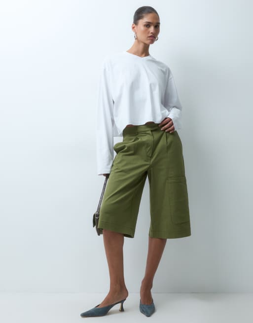 ASOS DESIGN Cropped-Top mit V-Ausschnitt, boxy geschnitten, langärmlig in Weiß, 3 von 4