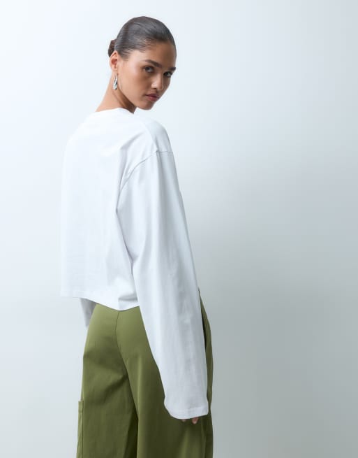 ASOS DESIGN Cropped-Top mit V-Ausschnitt, boxy geschnitten, langärmlig in Weiß, 4 von 4