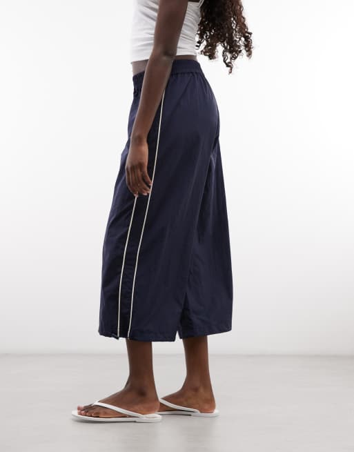 ASOS DESIGN cropped trackbroek in marineblauw met ecrukleurige bies, 2 van 5