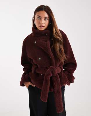 ASOS DESIGN - Cropped-Trenchcoat in Burgunderrot mit Teddyfell-Neutral
