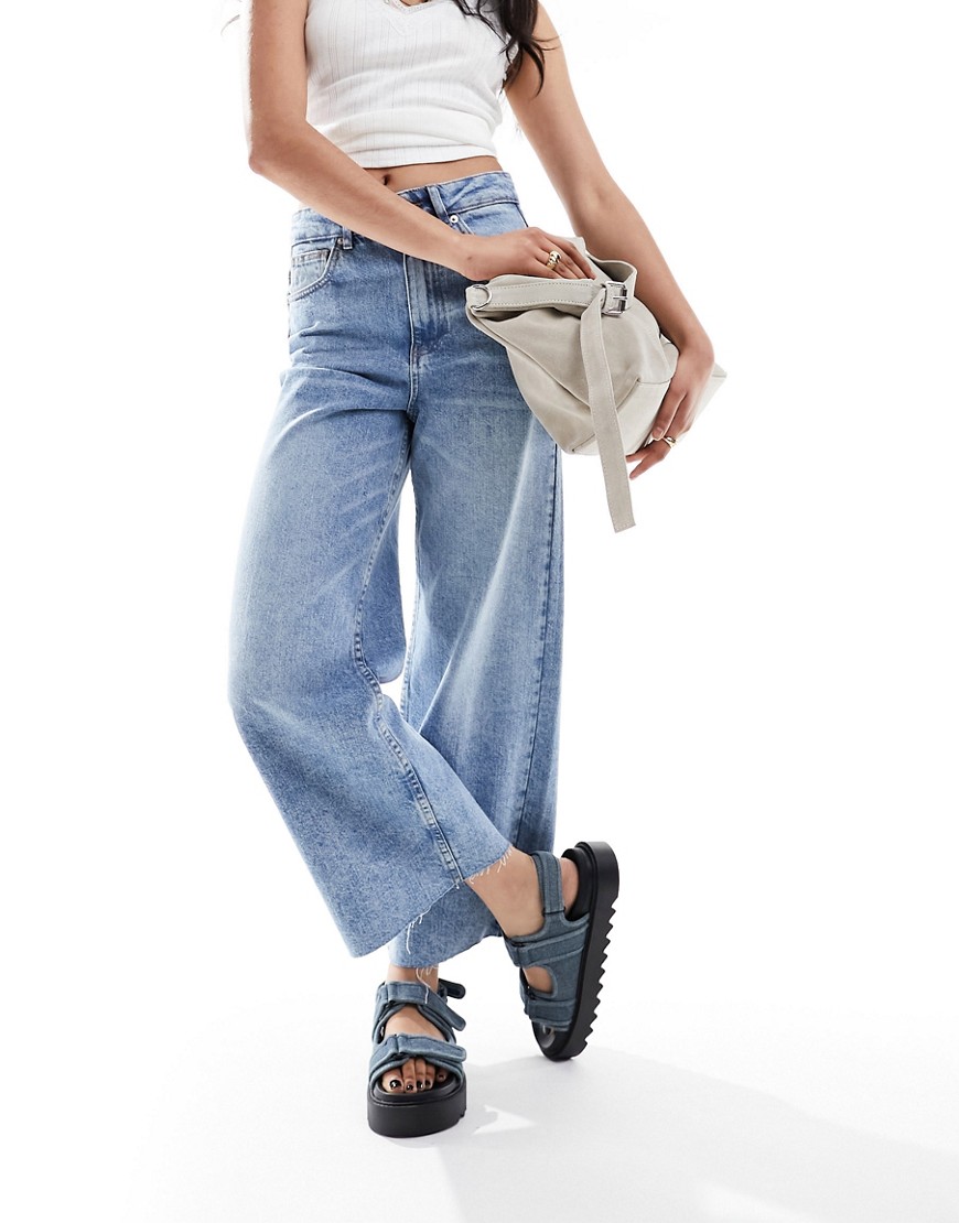cropped wide leg jeans in mid blue