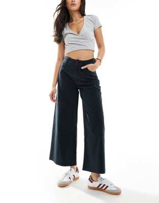 cropped wide leg pants with raw hem in black-Neutral