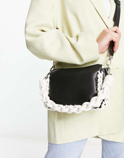 Shoulder bag in woven leather with belt handle