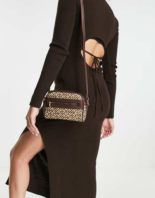 ASOS DESIGN - Crossbody cameratas in halve maanvorm met monogramprint 