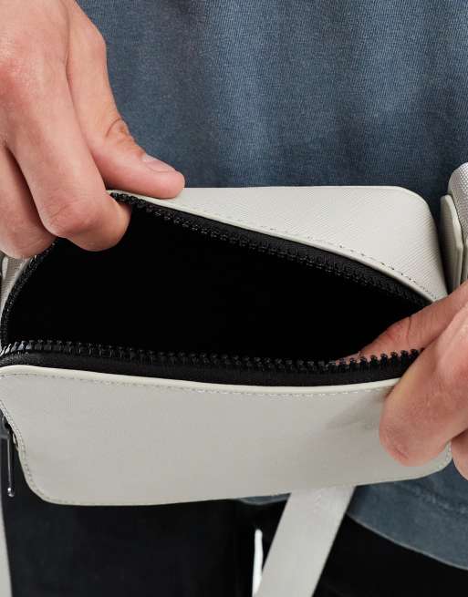 ASOS DESIGN - Crossbody cameratas van imitatieleer in grijs, 2 van 4