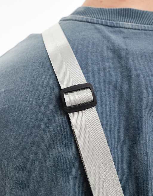 ASOS DESIGN - Crossbody cameratas van imitatieleer in grijs, 3 van 4