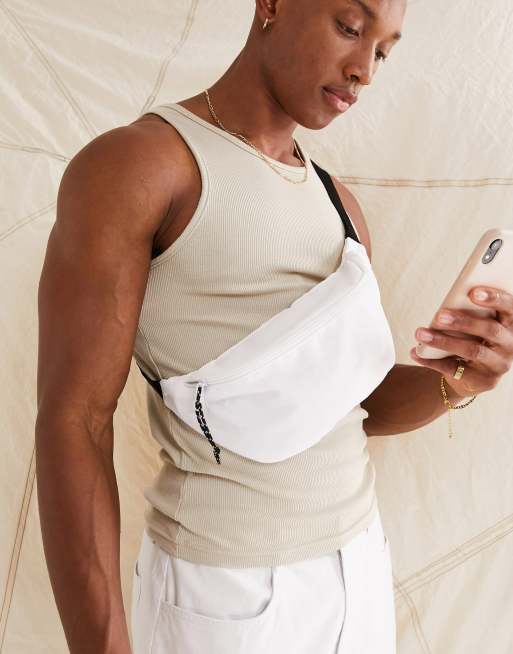 ASOS DESIGN - Crossbody heuptasje van nylon met contrasterende ritstrekker in wit