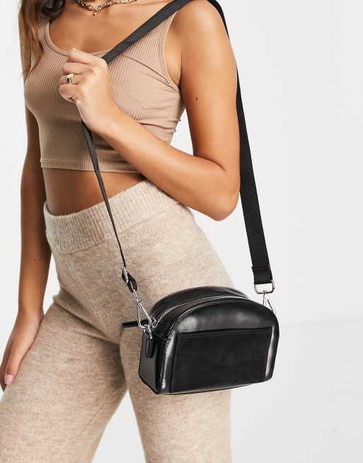 ASOS DESIGN - Crossbody tas in halve maanvorm van leren en suède panelen in zwart
