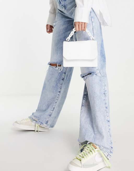 ASOS DESIGN - Crossbody tas met ketting van hars aan de bovenkant in wit, 3 van 4