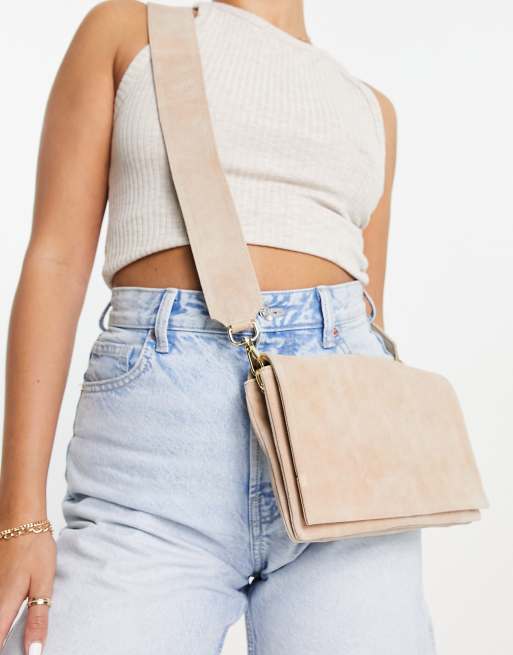 Hond genoeg Trouwens ASOS DESIGN - Crossbody tas van suède met afneembare band in beige | ASOS