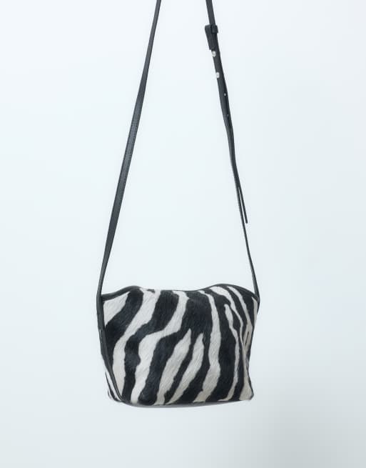 ASOS DESIGN Crossbody-Tasche aus Leder mit Felloptik, Mini-Überschlag und Zebra-Print, 3 von 5