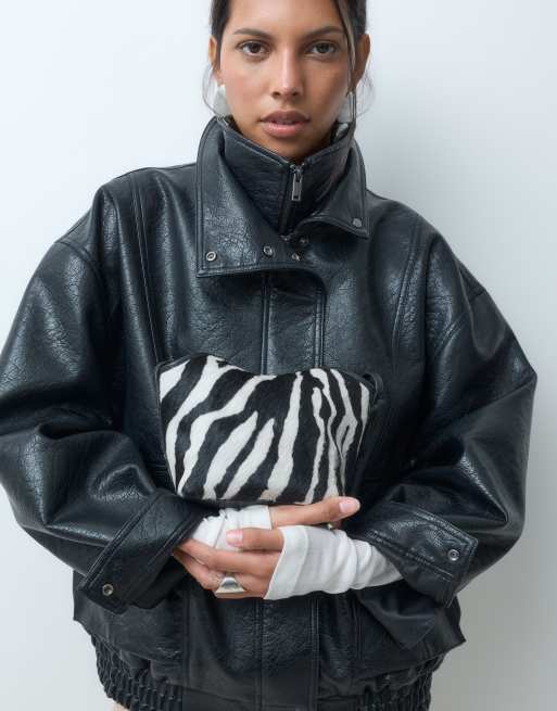ASOS DESIGN Crossbody-Tasche aus Leder mit Felloptik, Mini-Überschlag und Zebra-Print, 4 von 5