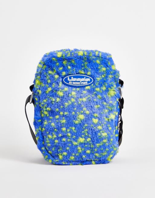 ASOS DESIGN - Crossbody-taske i blå og gul imiteret pels med gummimærke - Del af sæt