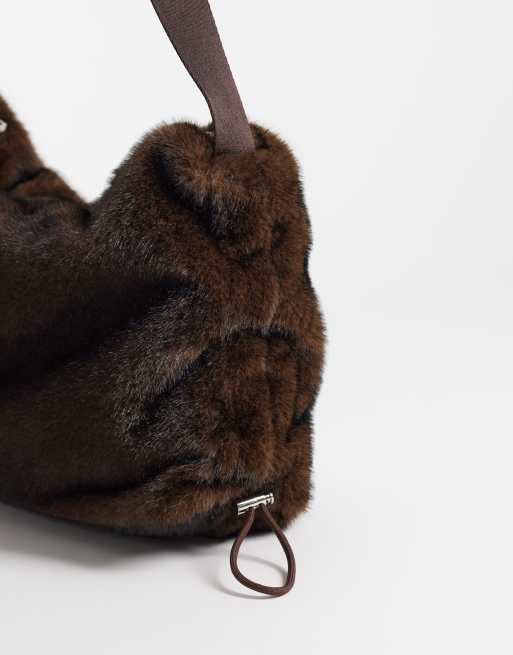 ASOS DESIGN crossbody-väska med rem i chokladbrun päls, 2 av 4
