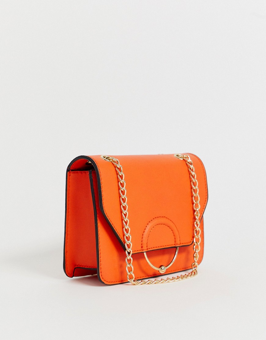 ASOS DESIGN – Crossbody-väska med ring och boll med kedja som axelrem-Orange