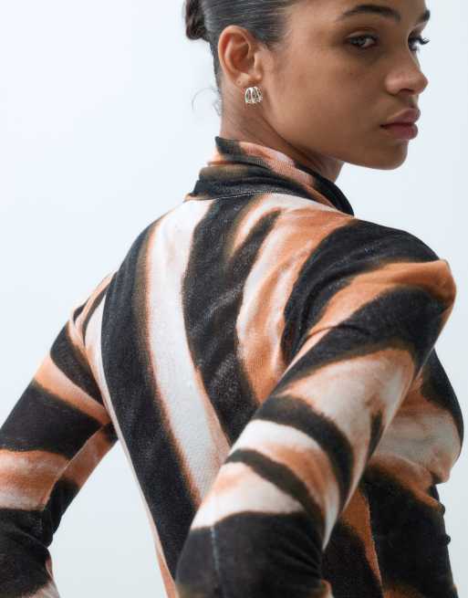 ASOS DESIGN cuello vuelto transparente con estampado de cebra, 4 de 5