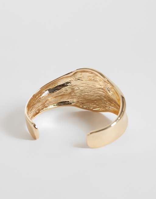 ASOS DESIGN cuff-armband i guldfärg med svart steninfattning, 3 av 3