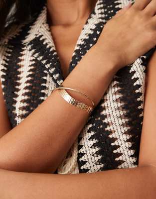 cuff bracelet in double-twist in hammered gold tone