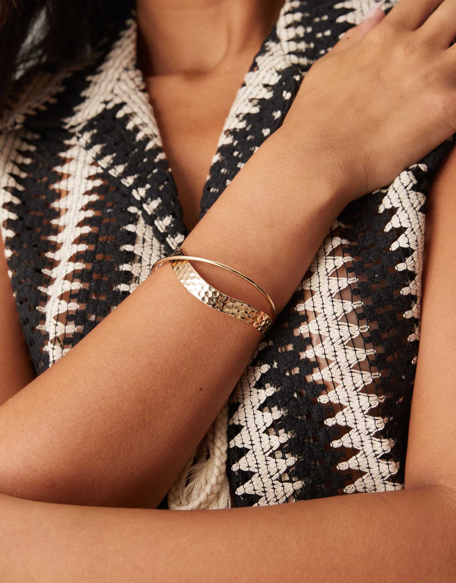ДИЗАЙНЕРСКИЙ браслет-манжета ASOS с двойной закруткой из чеканного золота
