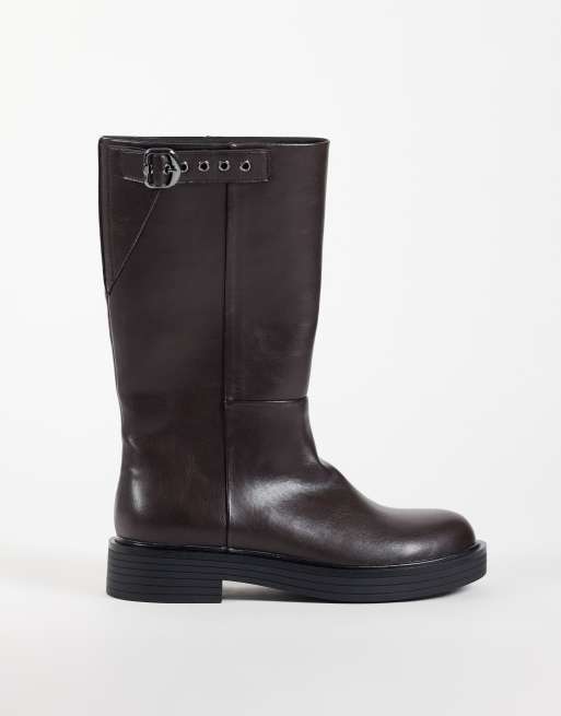 ASOS DESIGN Culhane botas tipo trucker de caña media en chocolate, 1 de 4