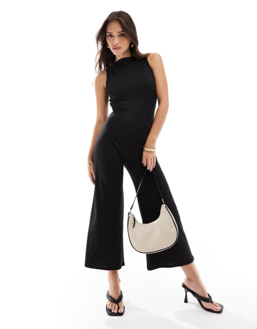 ASOS DESIGN - Culotte-jumpsuit met schuine hals en open, gestrikte achterkant in zwart