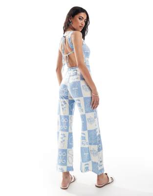 ASOS DESIGN - Culotte-Jumpsuit mit blauem Kachelprint, Schlitzausschnitt und Rückenausschnitt mit Schnürung-Bunt