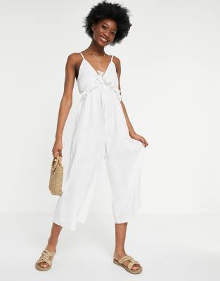 ASOS DESIGN - Culotte-Jumpsuit mit Rüschen, Schnürung und V-Ausschnitt in Weiß