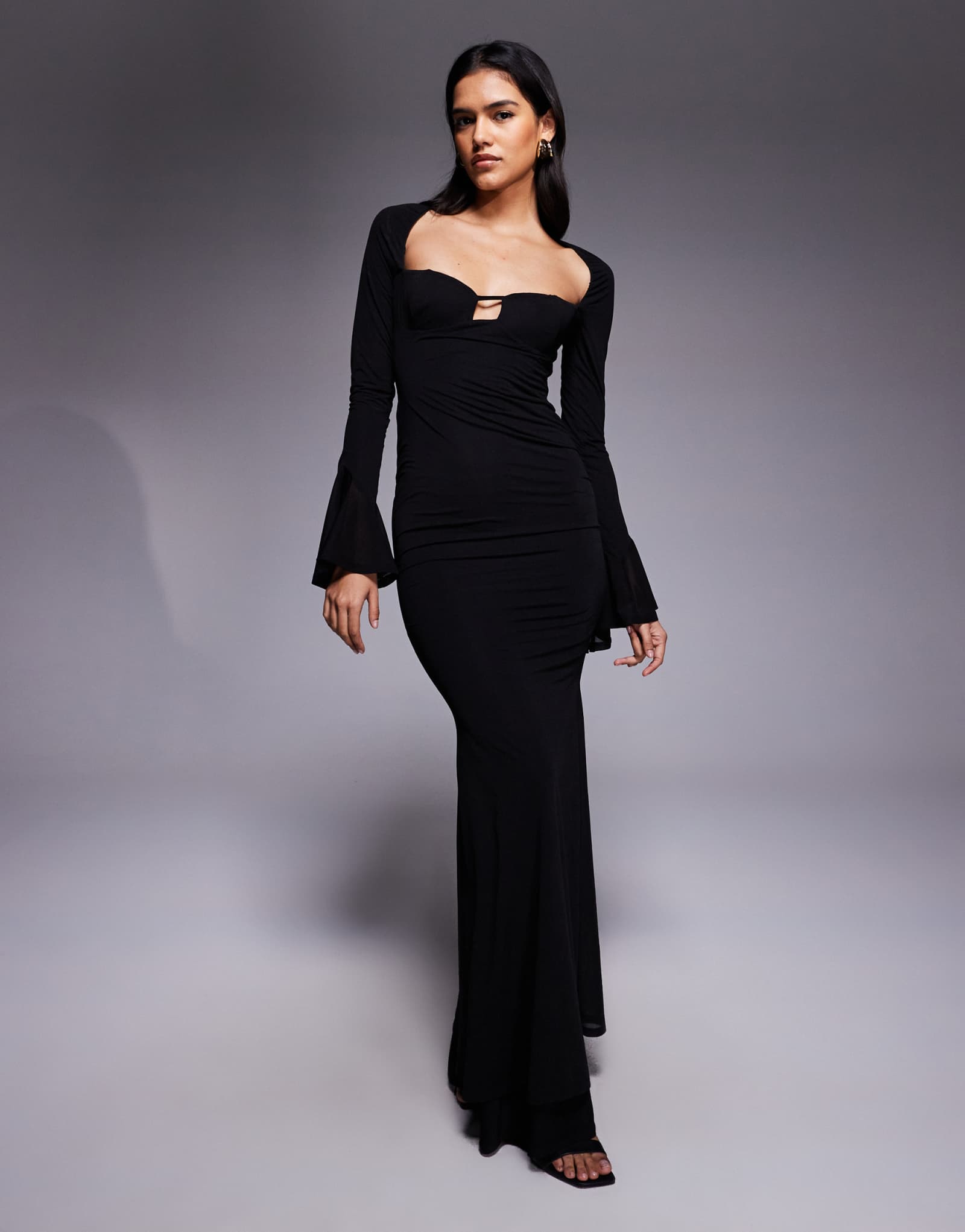 ДИЗАЙНЕРСКОЕ макси-платье ASOS с чашечками и асимметричным швом на рукаве черного цвета