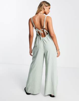 ASOS DESIGN - Cupro-Jumpsuit in Salbeigrün mit Ringdetail hinten