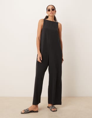 ASOS DESIGN - Cupro-Jumpsuit in Schwarz mit U-Boot-Ausschnitt