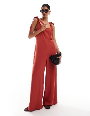 ASOS DESIGN - Cupro-Jumpsuit in Terrakotta mit weitem Bein, U-Ausschnitt und Bindedetails-Braun