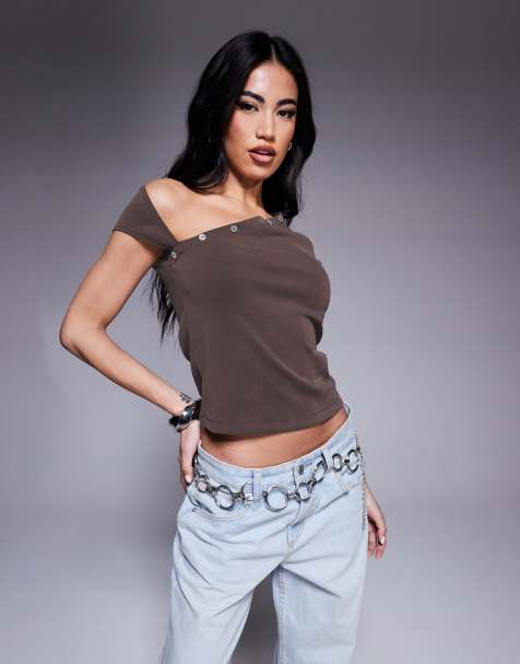 ASOS DESIGN - Cupro top met asymmetrische halslijn en korte mouwen in chocoladebruin - view 1
