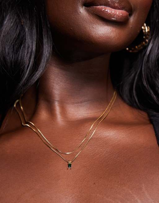 ASOS DESIGN Curve – 14-karätig vergoldete, mehrreihige Halskette mit smaragdgrünem Anhänger und Geschenktasche